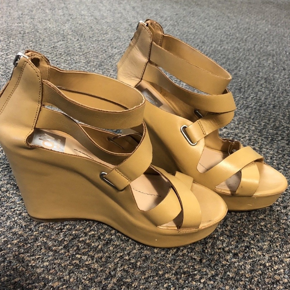 DV by Dolce Vita “Pali” Tan Leather Wedge 8.5